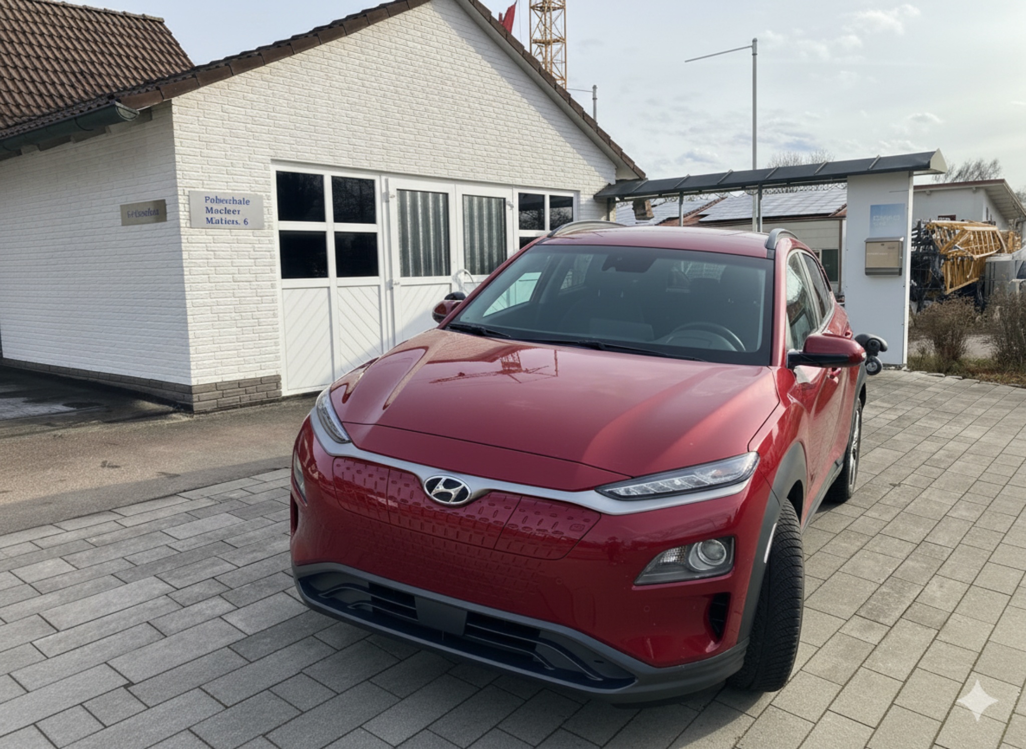 Ein rotes Fahrschulauto